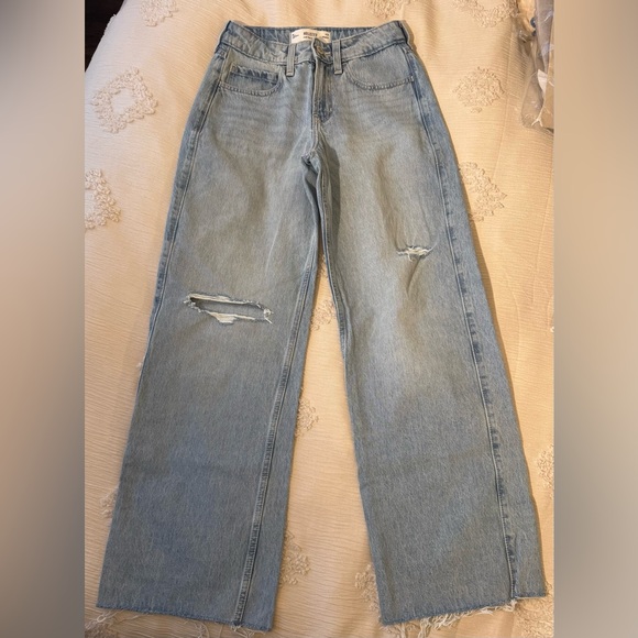 Hollister high-rise ripped light wash baggy Jeans NWOT - Picture 2 of 4